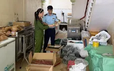 Phát hiện cơ sở tự in nhãn mác, sản xuất “Nem chua rán Hà Nội” giả quy mô lớn