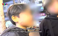 Những đứa trẻ bán hoa quả đến 2 giờ sáng và nỗi sợ không bán hết hàng