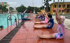 Lớp học bơi đặc biệt giữa ngày hè của những người thầy mang áo lính