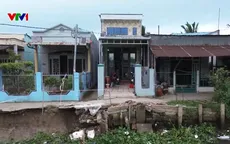 Sạt lở bờ sông ở Cần Thơ đe dọa nhiều hộ dân