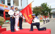 Chiến sĩ mới Hải quân tuyên thệ dưới Quân kỳ Quyết thắng
