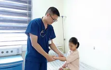 Hai chị em nhập viện vì bị rết cắn khi ngủ