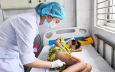 Bé trai suýt mất chân vì tụ cầu vàng phá hủy xương đùi