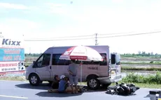 Xe máy lao vào hông xe ô tô 16 chỗ ở Hưng Yên, 2 người tử vong