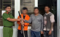 Người dân tự nguyện giao nộp hàng chục hung khí nguy hiểm