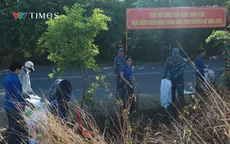 Hải quân cùng sinh viên Đà Nẵng chung tay làm sạch biển Sơn Trà