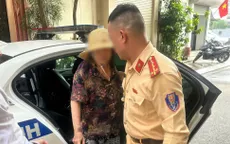 CSGT Hà Nội hỗ trợ cụ bà đi lạc về với gia đình an toàn