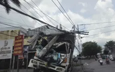 Xe tải tự trôi tông gãy trụ điện trung thế trên Quốc lộ 20, gây mất điện ở Lâm Đồng