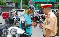Hà Nội: Xử lý nhiều tài xế sử dụng điện thoại khi đang điều khiển xe