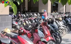 Bãi trông giữ xe trái phép quanh ga tàu điện Cát Linh (Hà Nội) lấn chiếm vỉa hè, gây cản trở giao thông