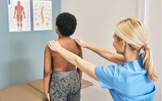 Cách nhận biết sớm vẹo cột sống ở trẻ