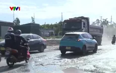 Dự án mở rộng Quốc lộ 6 thi công dở dang, nhiều đoạn chắp vá, mặt đường lồi lõm gây mất an toàn
