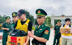 Bàn giao 19 đối tượng lập “đại bản doanh” lừa đảo trực tuyến cho công an Trung Quốc