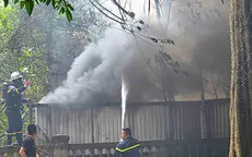 Kho phế liệu bốc cháy dữ dội ở Nghệ An, hàng trăm người hoảng loạn