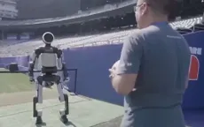 Robot hình người lần đầu tiên giao bóng tại World Cup