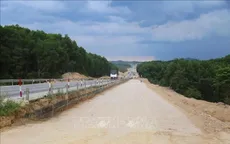 Huy động tối đa nhân lực, phương tiện thi công cao tốc Cam Lộ - La Sơn