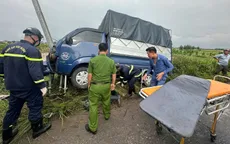Xe tải va chạm xe máy ở Bắc Ninh, giải cứu nạn nhân mắc kẹt dưới gầm ô tô