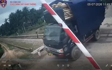 Gia Lai xử phạt tài xế 2 xe tải vượt đường ngang khi rào chắn đang hạ