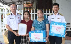Hải quân bàn giao nhiệm vụ đỡ đầu con ngư dân hoàn cảnh khó khăn tại Cà Mau