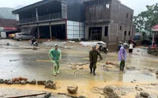 Lào Cai hỗ trợ người dân dọn dẹp bùn đất tràn vào nhà sau lũ