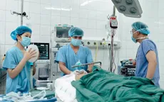 Cấp cứu nạn nhân vụ ô tô khách lao khỏi cao tốc Pháp Vân - Cầu Giẽ