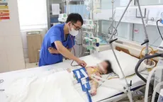 Hồi sinh bé gái bị vùi lấp dưới đống đất đá