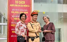 CSGT Hà Nội nhanh chóng trao trả điện thoại đánh rơi cho cụ bà 80 tuổi