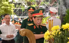Đại tướng Phan Văn Giang dâng hương tưởng niệm các Anh hùng liệt sĩ tại Công viên Lê Thị Riêng