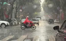 Cảnh báo mưa dông kèm lốc sét ở Hà Nội, lũ quét, sạt lở đất tại 11 tỉnh Bắc Bộ và Trung Bộ