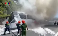 Cháy xe khách chở 40 người trên đường ven biển Nha Trang