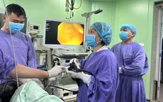 Cô gái suýt thủng dạ dày vì nuốt hạt táo đỏ