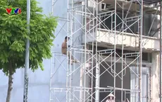 Nguy hiểm làm việc trên cao tại công trình xây dựng nhỏ lẻ không có bảo hộ lao động