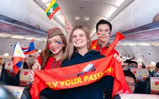 Không khí cuồng nhiệt lan tỏa từ mặt đất đến độ cao 10.000 mét trên chuyến bay Vietjet hoà cùng ASEAN United FC