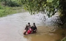 Đi xe máy qua ngầm tràn bị lũ cuốn trôi, người đàn ông may mắn thoát nạn