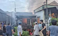 Cháy lớn khu dân cư ở An Giang khiến 5 căn nhà bị hư hại