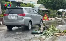 Mặt đường Vành đai 2 hư hỏng, người dân Cà Mau tự cắm biển cảnh báo nguy hiểm
