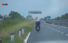 Cao tốc không có đường gom, nông dân chạy xe ngược chiều, leo qua dải phân cách vào ruộng