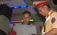 Kiểm tra xe khách ở Hà Nội trong đêm, phát hiện nhiều xe thiếu búa phá kính, dây đai an toàn