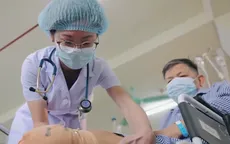 Ngâm chân nước nóng pha lá trà xanh trị bệnh, người đàn ông bị hoại tử lan rộng