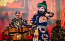 Khi hát bội xuống phố