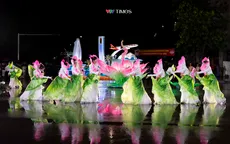 Người dân đội mưa cổ vũ Carnival Nghệ An 2026 “Ánh dương bất tận”