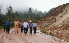 Mưa lớn gây sạt lở đất đá, tốc mái nhiều nhà dân ở Quảng Ngãi