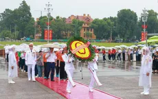 Đoàn học sinh dự Chung kết "Em yêu biển, đảo quê hương" vào Lăng viếng Bác