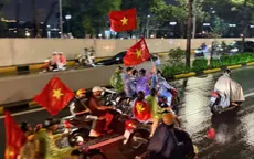 Cổ động viên Thủ đô đội mưa mừng chiến thắng của ĐT Việt Nam trước Thái Lan