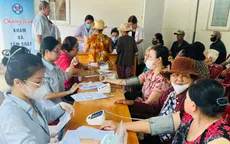Cảnh sát biển khám bệnh miễn phí và tuyên truyền chống khai thác IUU cho ngư dân