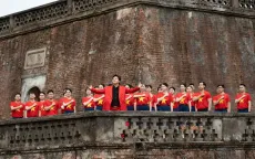Tùng Dương hát trước trận chung kết ASEAN Cup giữa Việt Nam - Thái Lan