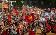 Đông đảo người dân ra đường ăn mừng ĐT Việt Nam chiến thắng, Công an Nghệ An xuyên đêm đảm bảo trật tự