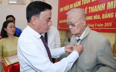 Thường trực Ban Bí thư trao Huy hiệu 80 năm tuổi Đảng tặng đảng viên lão thành ở Đà Nẵng