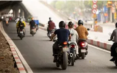 Điều gì xảy ra trong một phần giây khi người đi xe mô tô phanh gấp?