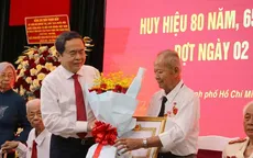Chủ tịch Quốc hội trao Huy hiệu Đảng tặng các đảng viên lão thành